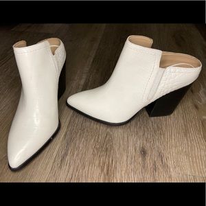 ALDO SIZE 7 WHITE HEEL BOOT